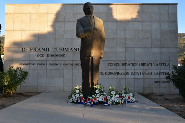 Uoči blagdana Svih svetih položeni vijenci i upaljene svijeće