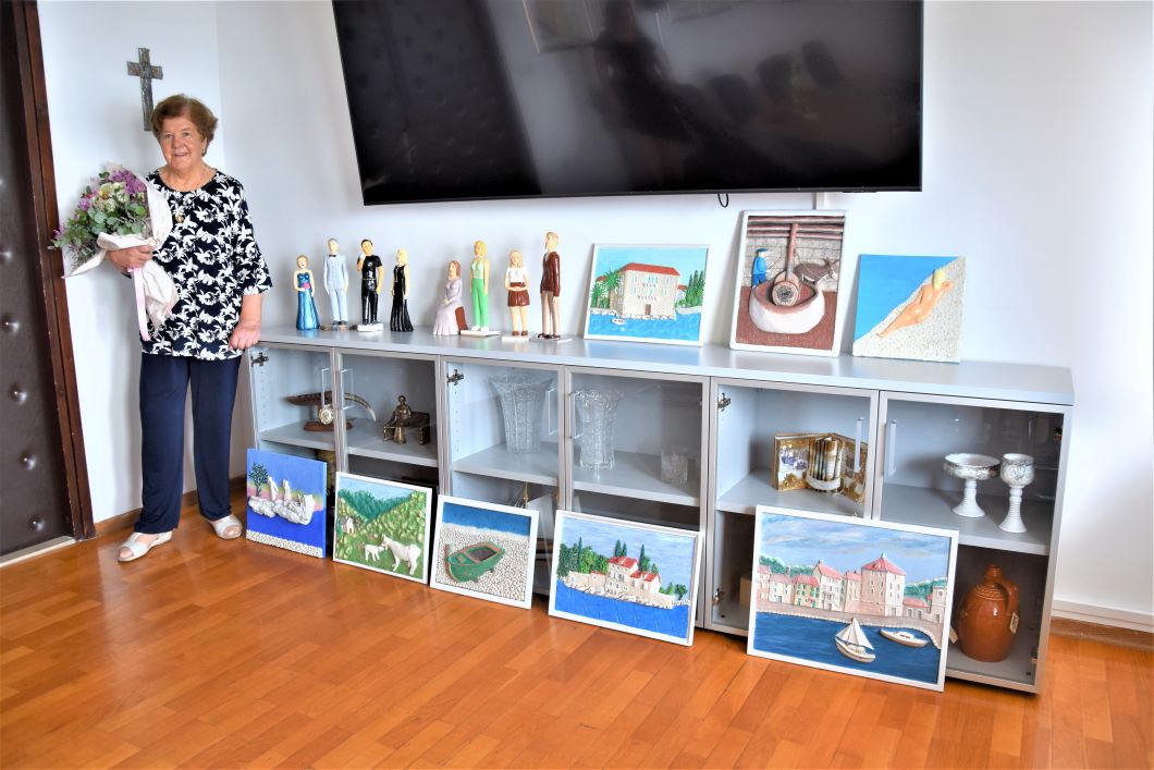 Samouka umjetnica naive gospođa Ana Novak poklonila Gradu svoja umjetnička djela