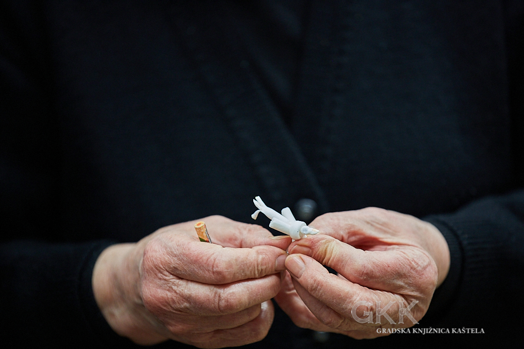 U Gradskoj knjižnici Kaštela održana zavičajna radionica pletenja maslinovih grančica i izrade golubica od srčike divlje smokve