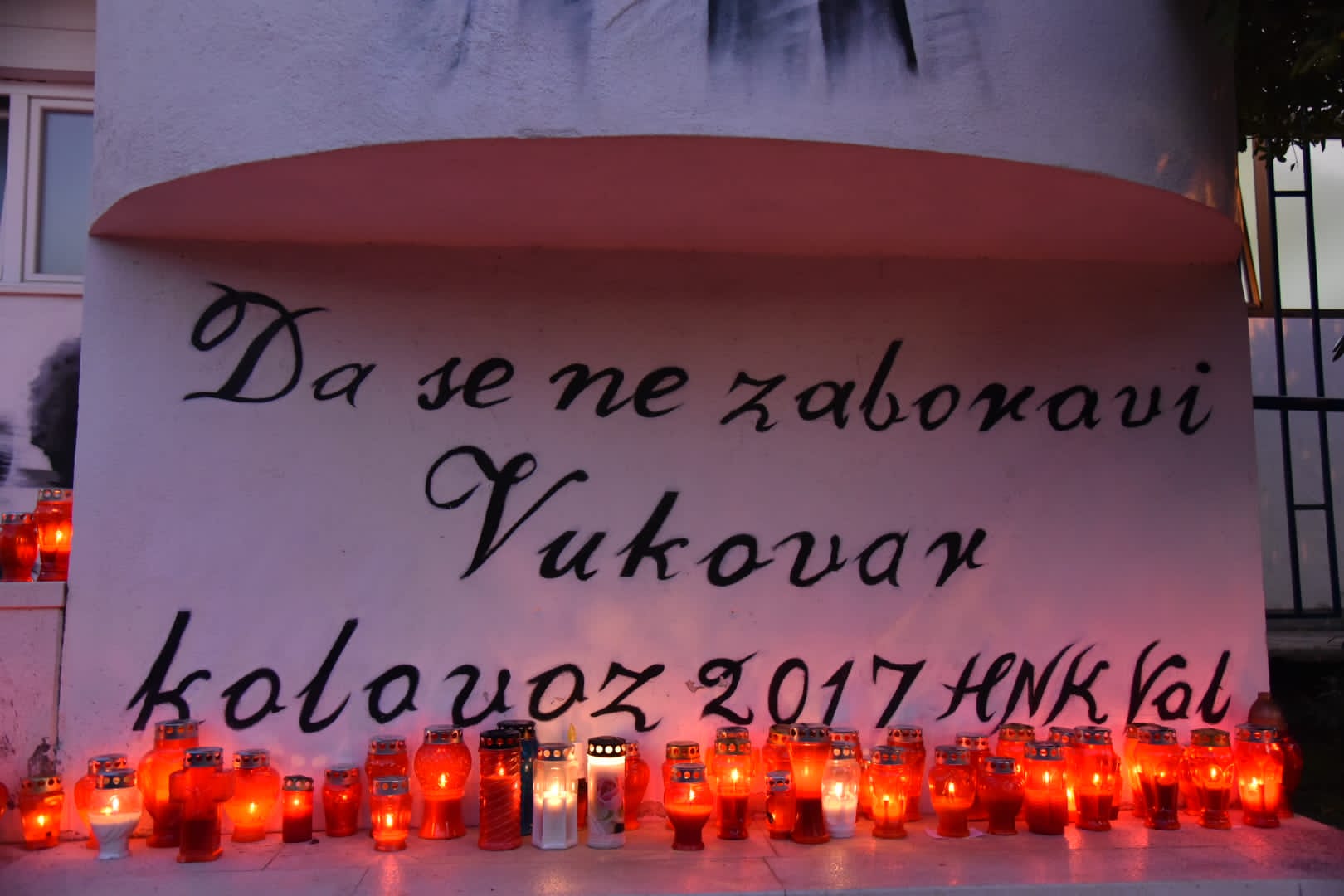 Upaljene svijeće u spomen na Vukovar