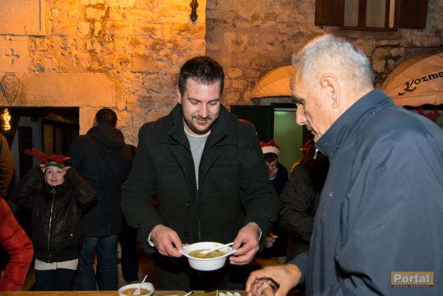 Besplatna podjela bakalara na Brcu u Kaštel Starom