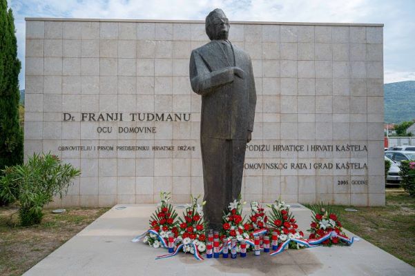 Položeni vijenci i upaljene svijeće povodom Dana državnosti