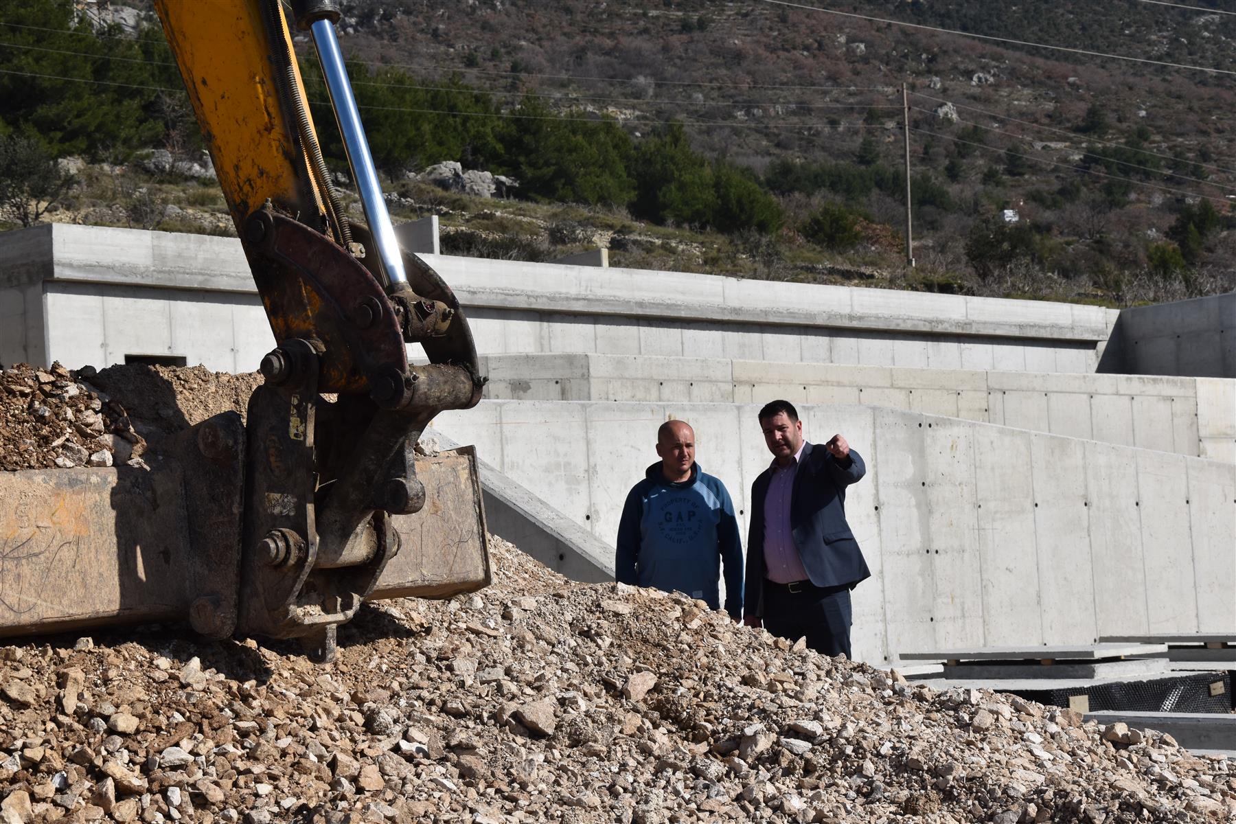 Gradonačelnik Denis Ivanović obišao završne radove na uređenju plaže u Kaštel Lukšiću i proširenju groblja u Kaštel Kambelovcu