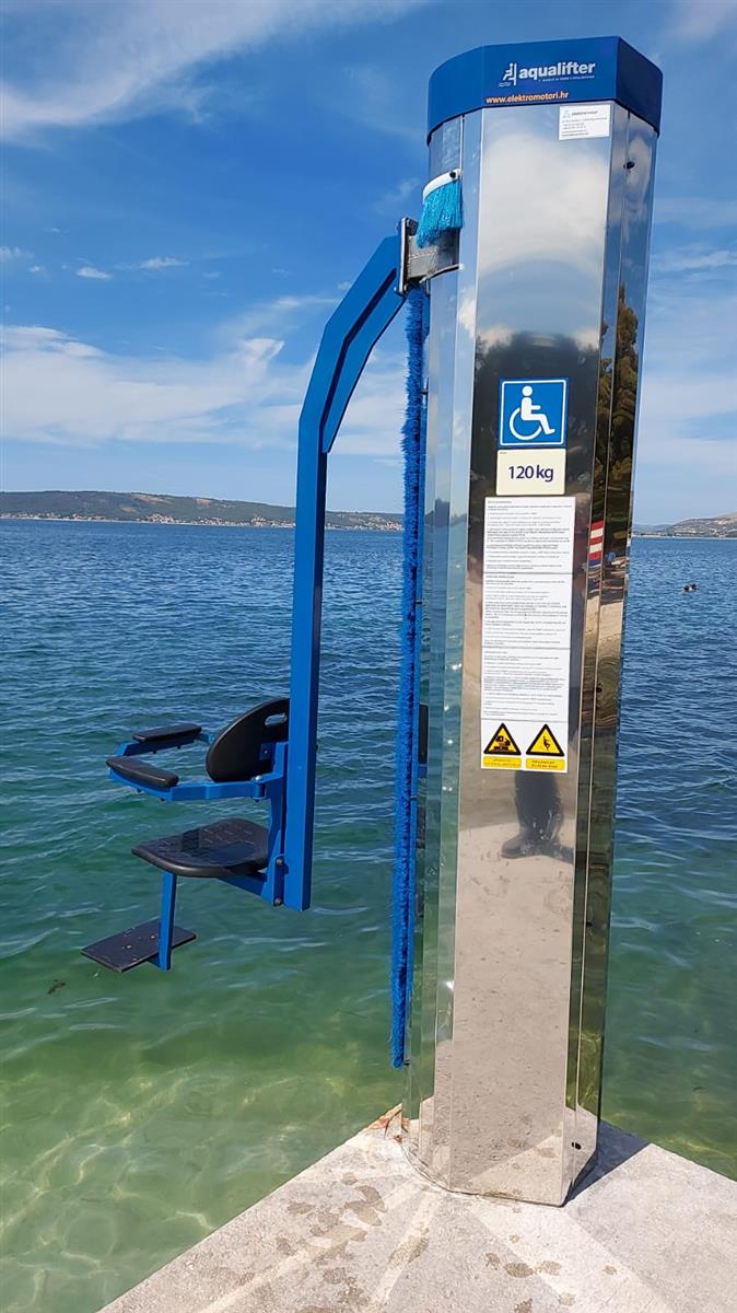 Lift za osobe s invaliditetom postavljen u Kaštel Lukšiću