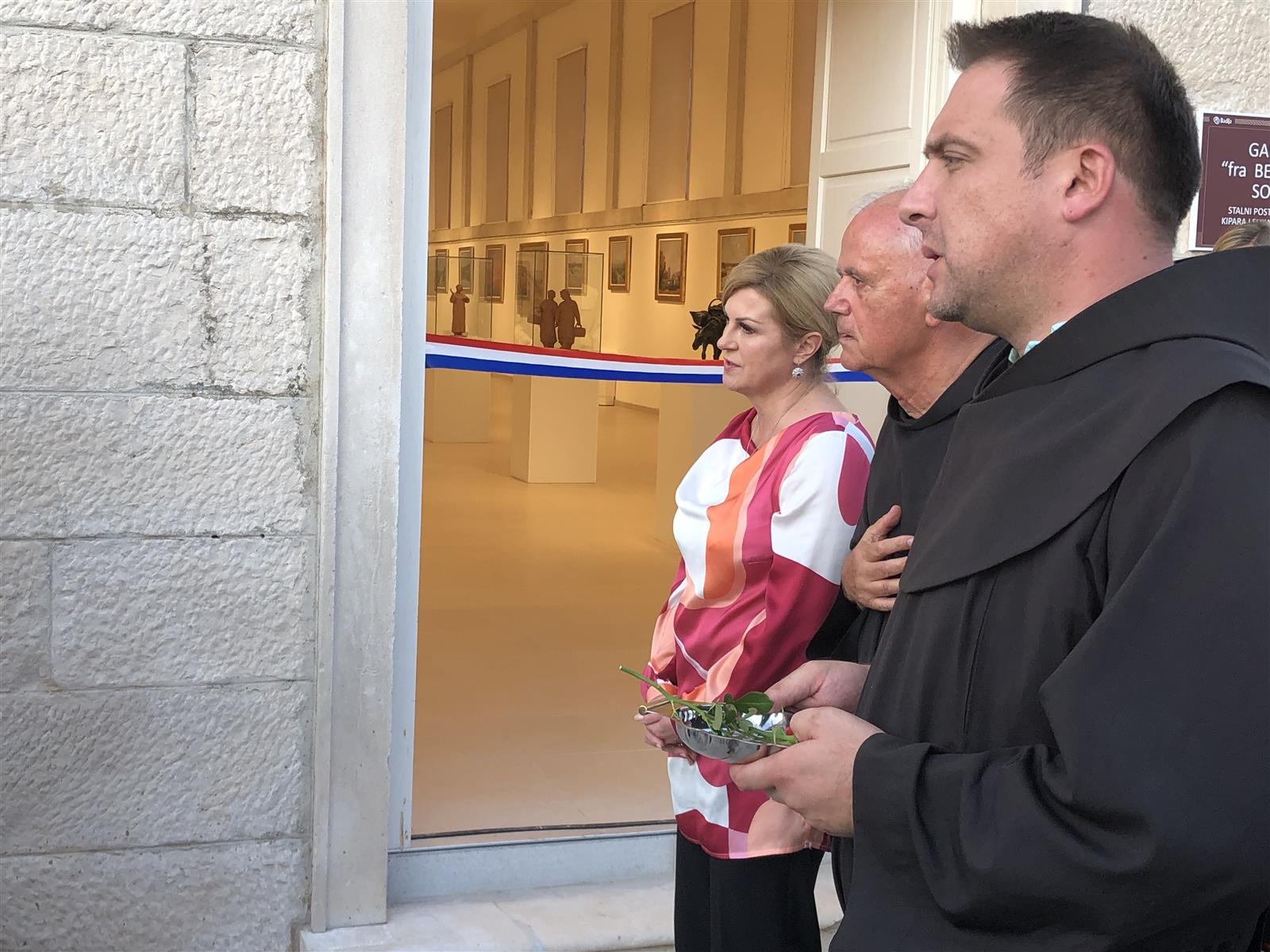 Predsjednica RH otvorila umjetničku galeriju „Fra Bernardin Sokol“ u franjevačkom samostanu na Badiji