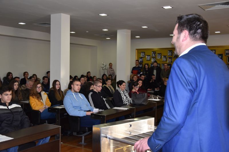 Raspisan natječaj za dodjelu stipendija Grada Kaštela