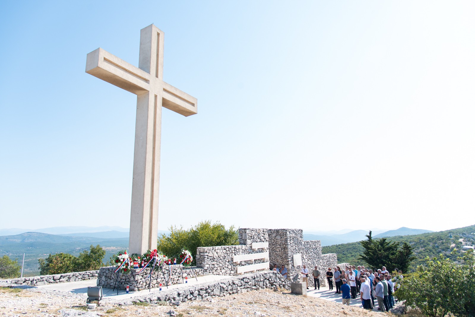 Uoči Dana pobjede položeni vijenci i zapaljene svijeće u Kaštel Lukšiću i na Malačkoj
